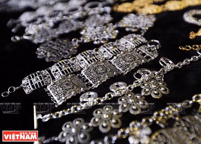 Des bijoux créés par des bijoutiers Malaisiens.