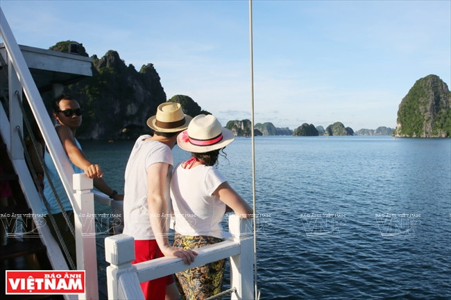 Un couple Français admirant la beauté de la baie d’Halong.