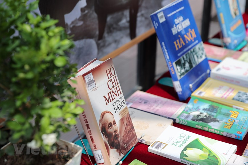 Sous la direction du Parti, Hanoi et d'autres localités ont remporté la victoire de “Diên Biên Phu aérien” en décembre 1972, forçant les États-Unis à reprendre les négociations et à signer l'Accord de Paris sur la fin de la guerre et le rétablissement de la paix au Vietnam le 27 janvier 1973. C'était une condition préalable importante pour que le Vietnam obtienne le grand triomphe au printemps 1975 pour réunifier le pays. Après la réunification nationale, Hanoi est devenue un “chantier” majeur de construction et de développement de l'économie, de la culture et de la société. La ville se concentre également sur l'amélioration des conditions de vie de la population. Photo: VietnamPlus