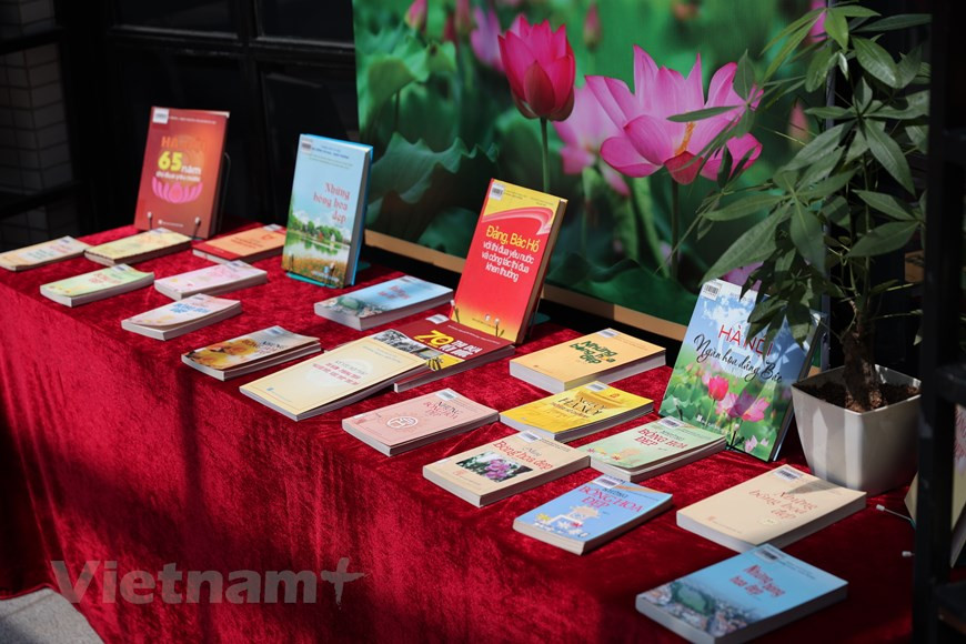 À 8 heures du matin, depuis l'ouest de Hanoi, des soldats du régiment de la capitale, à la tête de l'infanterie, défilent dans les rues jusqu'à la citadelle de Hanoi. Dans l'après-midi du 10 octobre, tous les Hanoiens assistent à une cérémonie du drapeau organisée par le Comité des troupes de la ville. À 15 heures le même jour, dans l'atmosphère jubilatoire de la libération, une cérémonie historique de lever du drapeau est organisée par la Commission militaire de la ville. Le 10 octobre 1954 a marqué un jalon important pour le Vietnam, ouvrant une nouvelle période de développement dans l'histoire de la capitale en particulier et du pays en général. Photo: VietnamPlus