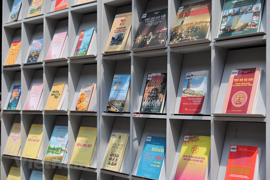 Dans la partie des 30 ans du mouvement d'émulation "Bonnes personnes - bonnes actions" à Hanoi, les organisateurs présentent des œuvres et des articles sur des citoyens d’élite et des exemples de bonnes personnes et de bonnes actions dans la ville, afin de diffuser largement ce mouvement dans la communauté, créant une énergie positive pour motiver les résidents locaux à construire une capitale développée et moderne. "Bonnes personnes - bonnes actions" est un mouvement très significatif dans le contexte d'une société moderne occupée, d'un rythme de vie plus rapide et de personnes trop empressées à s'occuper des autres. Les autorités municipales ont lancé ce mouvement depuis 30 ans (1992-2022) pour promouvoir la longue tradition d'aide aux personnes nécessiteuses de la capitale millénaire. Photo: VietnamPlus