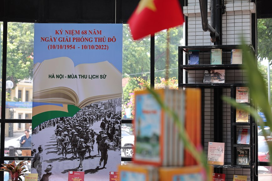 Au cours des 68 dernières années, depuis la libération de Hanoi, l'administration et la population de la ville ont déployé des efforts inlassables et obtenu de nombreuses réalisations pour faire de la capitale une locomotive de développement de la région du Nord et un symbole de patriotisme, de l'amour de la paix, de l'esprit de solidarité et l'aspiration à aller de l'avant de tous les citoyens. Compte tenu de sa bravoure dans la lutte pour l'indépendance et la paix, et de son aspiration à la paix et au développement, Hanoi a non seulement gagné la reconnaissance du Parti, de l'État et du peuple vietnamiens, mais aussi la haute estime des amis internationaux. Photo: VietnamPlus