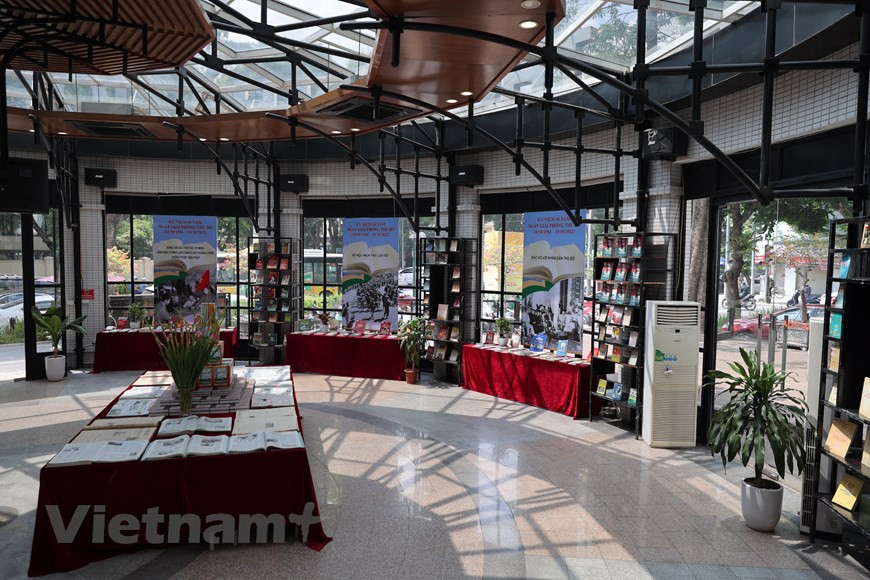 Les près de 300 documents, livres et articles de journaux présentés au public lors de l’exposition sont divisés en quatre parties: la direction clairvoyante du Parti communiste du Vietnam et du Président Hô Chi Minh dans la guerre de résistance nationale contre les colonialistes français ; Hanoi pendant l'automne historique de 1954 ; le sentiment de l’Oncle Hô envers les Hanoiens ; et les 30 ans du mouvement d'émulation "Bonnes personnes - bonnes actions" à Hanoi. Cet événement culturel se déroule jusqu'au 15 octobre à la Bibliothèque de Hanoi et est en libre accès au public de 8h00 à 17h00 tous les jours. Photo: VietnamPlus