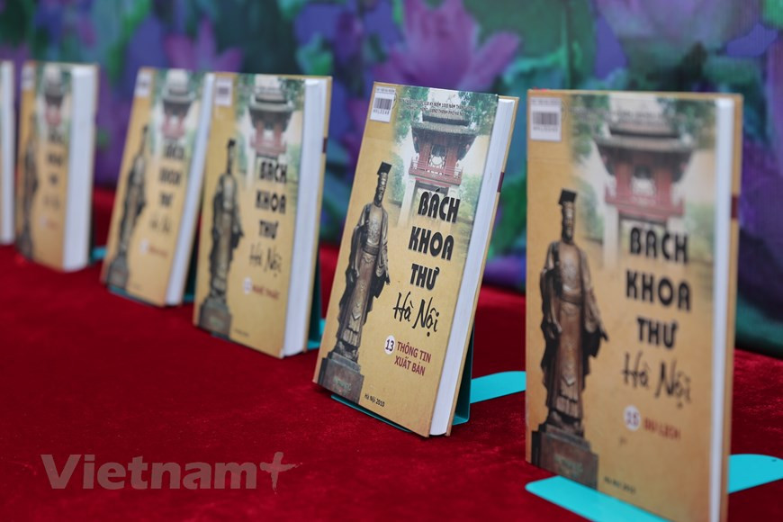 Depuis le transfert de la capitale à l’automne 1010 de Hoa Lu (aujourd’hui province de Ninh Binh) à la citadelle de Dai La (aujourd’hui Hanoi) par le roi Ly Công Uân (974-1028), Hanoi, alors appelée Thang Long, a subi plus de dix guerres contre des envahisseurs étrangers, remportant à chaque fois la victoire. Le jour de la libération de la capitale, le 10 octobre 1954, fut l'un des jalons les plus brillants de cette fière histoire. Après avoir été vaincus sur le champ de bataille de Diên Biên Phu en mai 1954, les colonialistes français ont dû signer les accords de Genève, qui reconnaissaient l'indépendance, la souveraineté et l'intégrité territoriale du Vietnam. La France a retiré ses troupes du Nord du pays. Photo: VietnamPlus