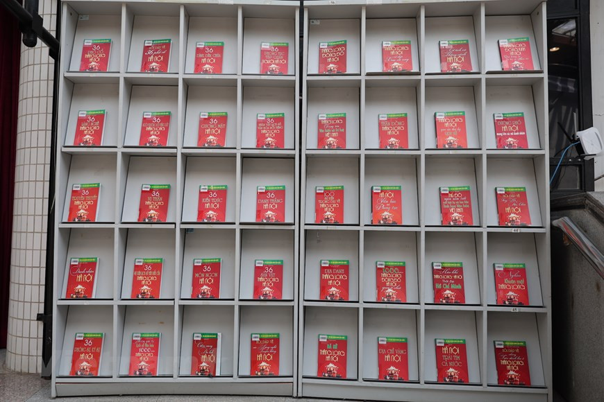 Sous la direction du Comité central du Parti, les troupes et le peuple de Hanoi ont préparé leurs forces pour reprendre la capitale à la France. L'après-midi du 9 octobre 1954, au pont Long Biên, les derniers soldats français se retirent de Hanoi. La fin de plus de 70 ans d'occupation militaire française de la capitale vietnamienne. Le 10 octobre 1954, le 308e bataillon, dirigé par le régiment de la capitale, pénètre dans le centre-ville de Hanoi. Toute la capitale est complètement libérée. Tôt le matin du 10 octobre, les habitants, vêtus de leurs plus beaux vêtements, arborant des drapeaux et des portraits du Président Hô Chi Minh, sortent dans les rues où il a été annoncé que les soldats vietnamiens viendraient les accueillir. Photo: VietnamPlus