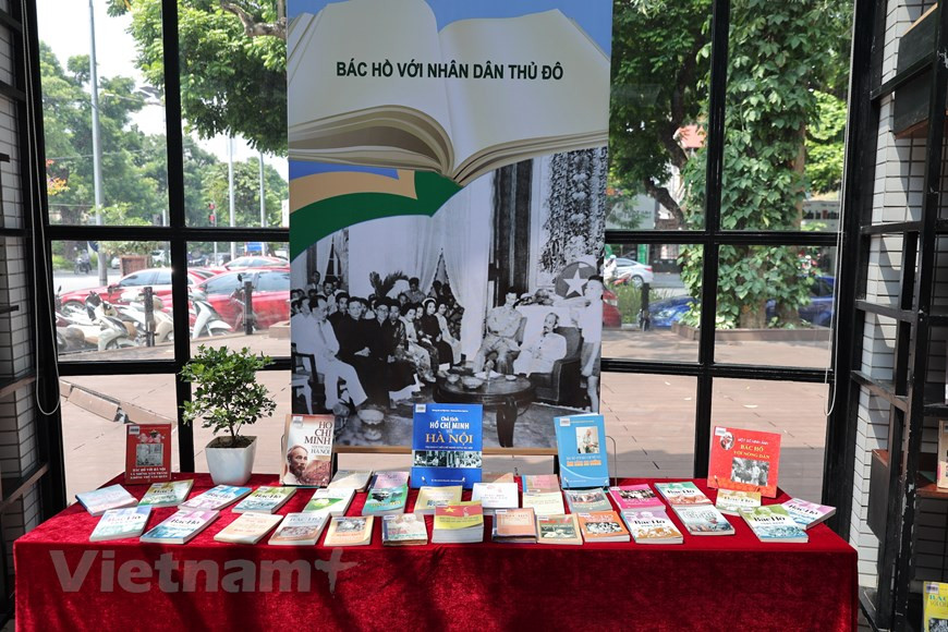 Après avoir pris la capitale, l'organisation du Parti communiste du Vietnam et l'administration de Hanoi ont amené les gens à stabiliser rapidement la situation et à redresser la ville. Seulement un an plus tard, en 1955, Hanoi a achevé la réforme agraire, une tâche stratégique de base de la révolution démocratique nationale. Pendant la guerre de résistance contre les impérialistes américains, des centaines de milliers de jeunes de la capitale se sont engagés dans la lutte. À l'arrière, la ville est devenue un grand pôle économique de la région socialiste du Nord pour apporter un soutien au Sud en première ligne. Photo: VietnamPlus