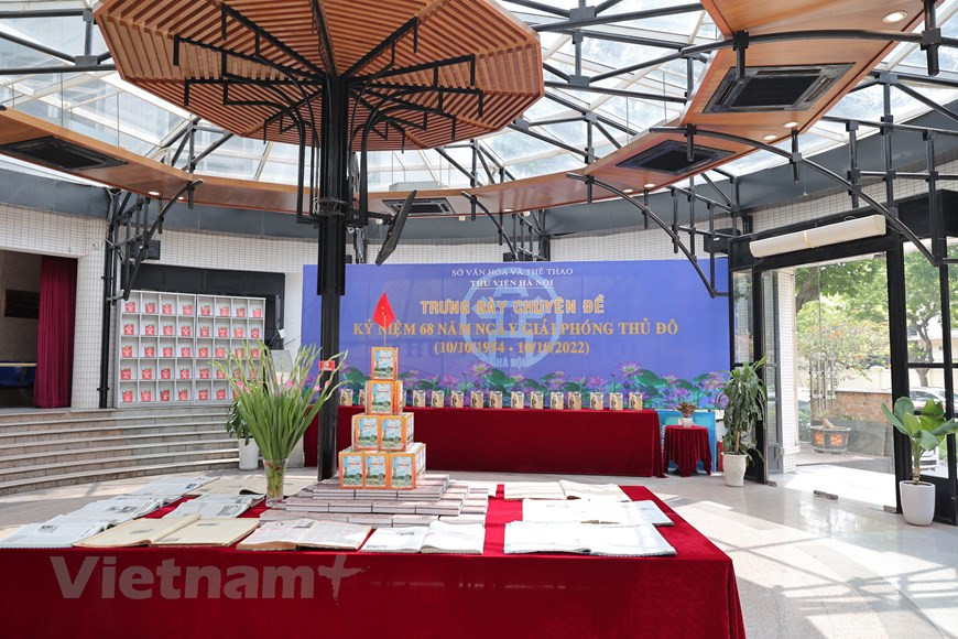 Une exposition de livres a ouvert ses portes le 6 octobre à la Bibliothèque de Hanoi (au 54E rue Trân Hung Dao, quartier de Hàng Bài, arrrondissement de Hoàn Kiêm à Hanoi) pour marquer le 68e anniversaire de la Journée de libération de la capitale vietnamienne (10 octobre 1954). À travers près de 300 livres, articles de journaux et documents, cette exposition thématique a ravivé les souvenirs des célébrations de la journée historique d'octobre 1954, et a passé en revue le processus de développement au cours des 68 dernières années de la capitale, tout en réaffirmant la direction judicieuse et ingénieuse du Parti communiste du Vietnam et du Président Hô Chi Minh lors de la guerre de résistance nationale contre les colonialistes français. Photo: VietnamPlus