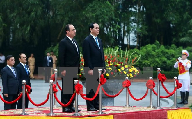 Le président Tran Dai Quang (droite) et son homologue français François Hollande sur le podium d'honneur à la cérémonie d’accueil.