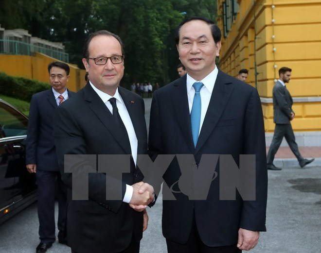 Le matin du 6 septembre 2016, au palais présidentiel, le président vietnamien Trân Dai Quang (droite) accueille son homologue français François Hollande en visite d’Etat au Vietnam. 
