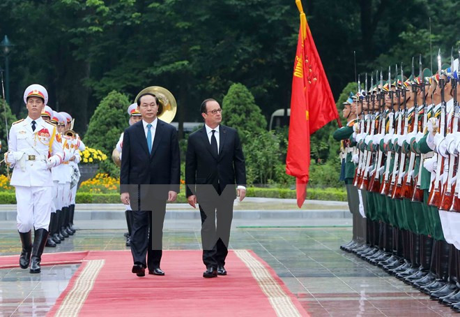 Le président vietnamien Trân Dai Quang et son homologue français François Hollande ont passé en revue la garde d’honneur de l’Armée populaire du Vietnam.
