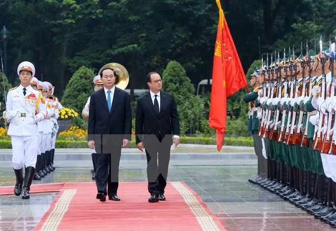 Le président vietnamien Trân Dai Quang et son homologue français François Hollande ont passé en revue la garde d’honneur de l’Armée populaire du Vietnam.