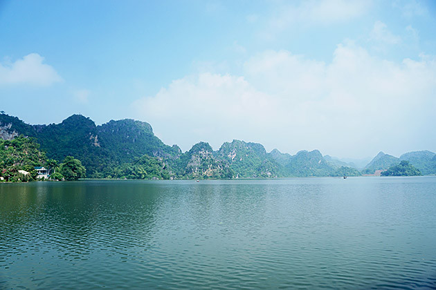 La beauté du lac Quan Son fait penser à la baie de Ha Long (à Quang Ninh, au Nord-Est).