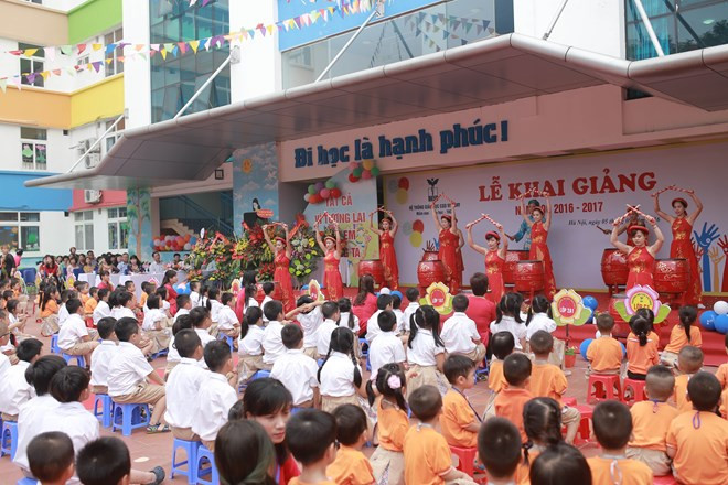 Des numéros de chants et danses des enseignants 