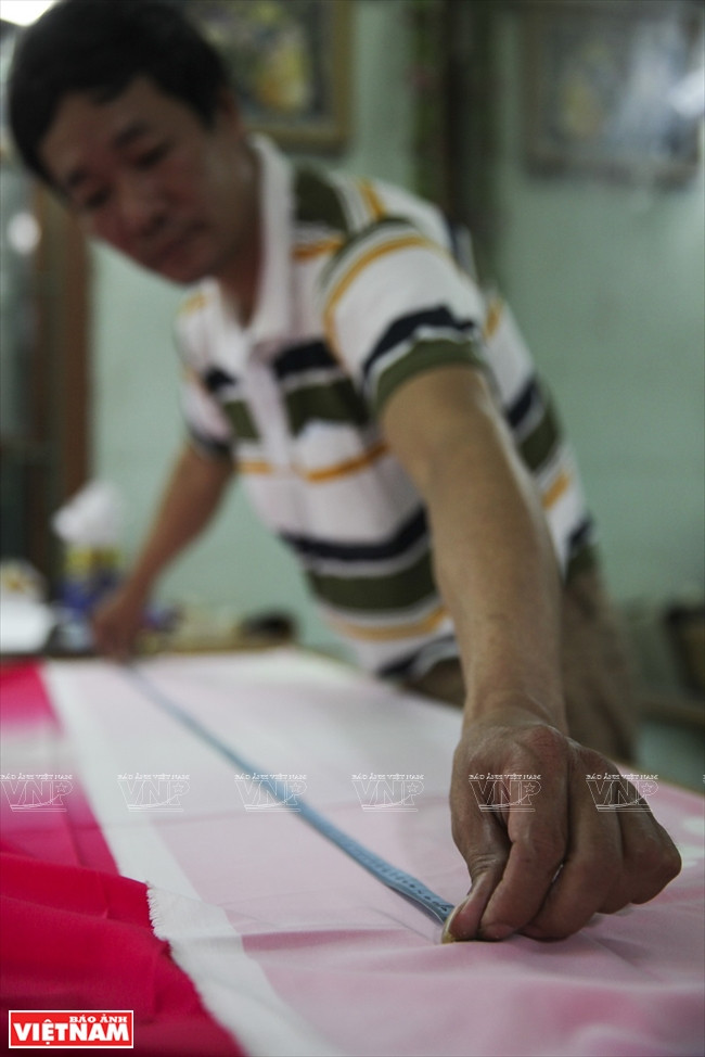 Le couturier doit accorder une grande attention aux mensurations pour que l’ao dai soit bien ajusté.