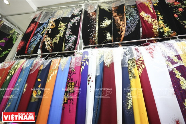 Les maisons de couture de Trach Xa installées dans le centre-ville de Hanoi, attirent un grand nombre de clients. 