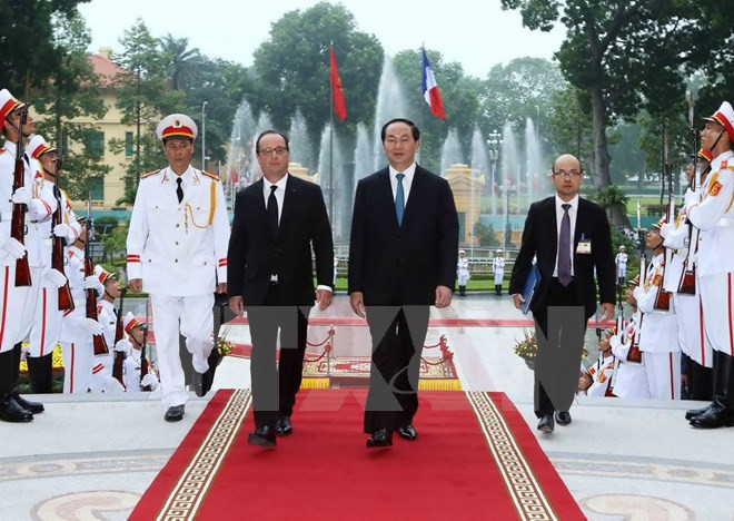 Le président Tran Dai Quang (droite) et son homologue français François Hollande à la cérémonie d'accueil. 