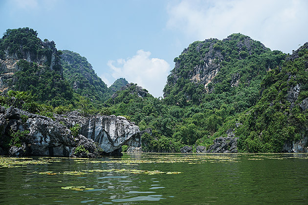 Au mont Hoa Qua Son, les visiteurs peuvent se promener, faire de l’escalade ou participer à des sports aquatiques.