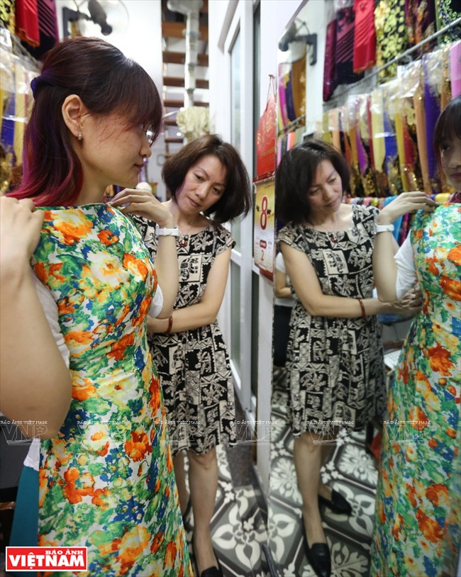 Le tailleur Nguyên Thanh Binh, à la première rencontre avec une cliente, peut lui suggérer le style le plus approprié.