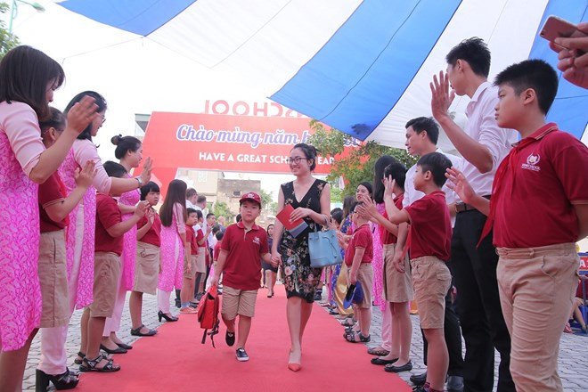 Les enfants au cours préparatoire sont accueillis avec des applaudissements.