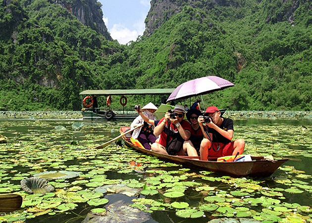Les visiteurs viennent au lac Quan Son pendant les week-ends.
