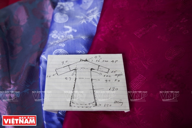 Les tailleurs de Trach Xa créent aussi de nouveaux styles d’ao dai.