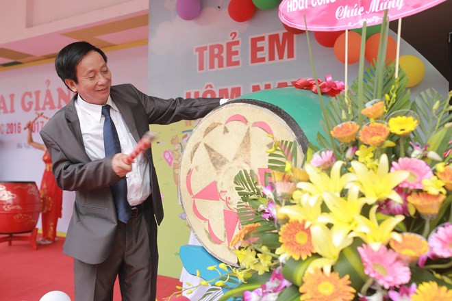 Le directeur frappe le tambour pour inaugurer la nouvelle année scolaire 2016-2017 à l’école primaire des technologies de l’éducation (Hanoï).
