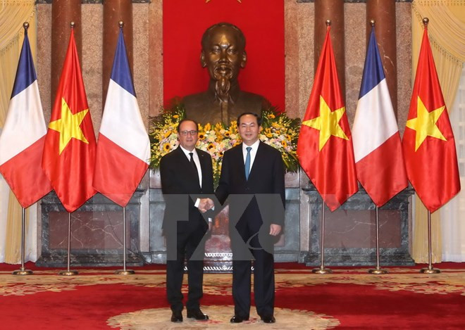 Le président Tran Dai Quang (droite) et son homologue français François Hollande. 