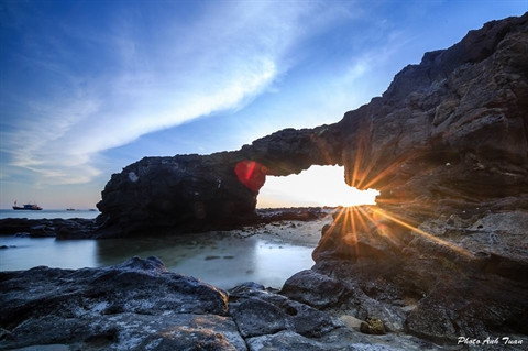 La porte de To Vo, avec sa forme intrigante, offre aux photographes des clichés magnifiques au crépuscule.