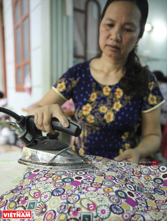 Les ao dai sont repassés avant d’être mis en vente. 