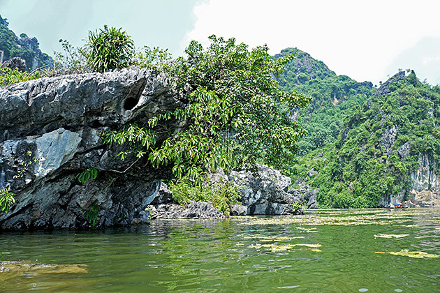 Les visiteurs peuvent demander aux conducteurs des barques de s’arrêter pour ​découvrir le mont de Bàn Co, l’îlot de Su Tu, l’îlot de Mom Nghe, la colline de Voi Phuc.