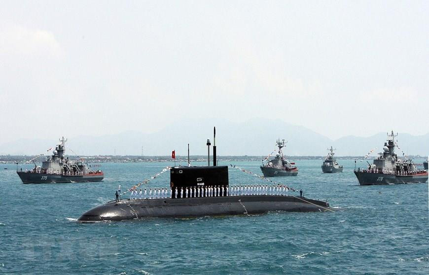 Un sous-marin de la brigade 189 et des navires de guerre de la Marine populaire du Vietnam dans le port de Cam Ranh, province de Khanh Hoa