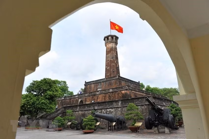 La tour du drapeau de Hanoï, construite en 1812, est le monument le plus intact et le plus majestueux de la cité impériale de Thang Long-Hanoï. 