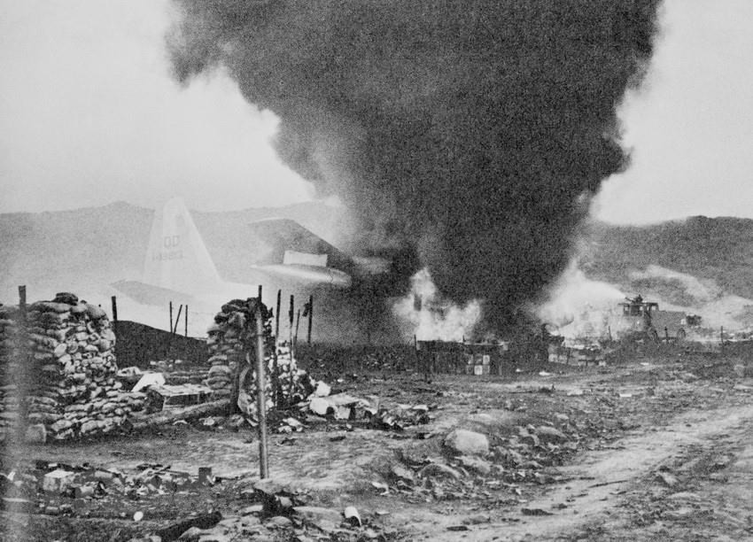 Des soldats de libération ont détruit l’avion de transport C130 de l’armée américaine