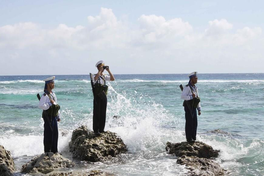 Des soldats sur l'île Song Tu Tay effectuent une patrouille et surveillent des objectifs en mer