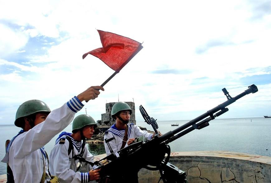 Des soldats sur l'île de Thuyen Chai