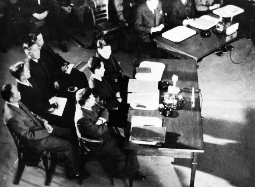 La délégation de la République démocratique du Vietnam, dirigée par le vice-Premier ministre et ministre des Affaires étrangères Pham Van Dông entra au Palais des Nations, à Genève, en tant que représentant d’un peuple vainqueur.