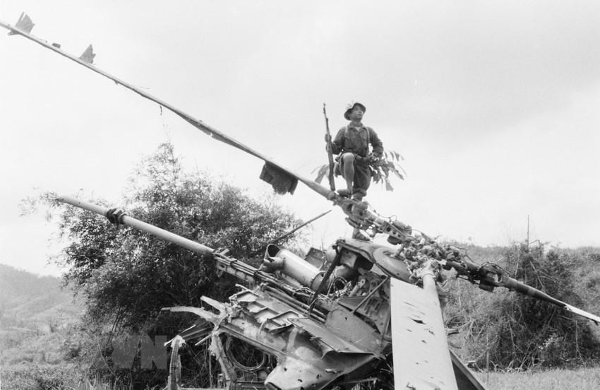 Un hélicoptère américain détruit par des soldats de libération