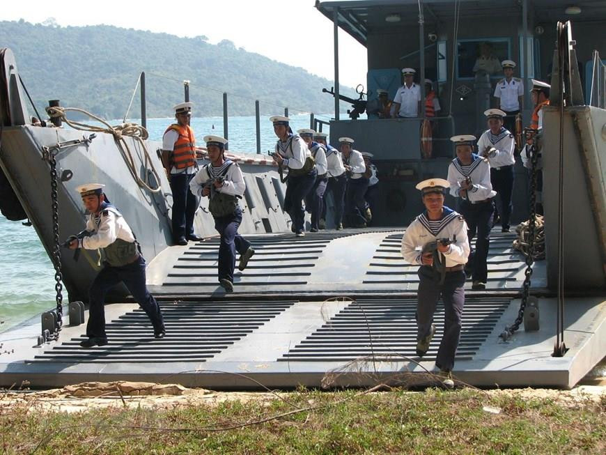 Des soldats de la Marine populaire du Vietnam effectuent régulièrement des exercices pour contrôler à mieux des armes modernes et améliorer leur capacité de combat 