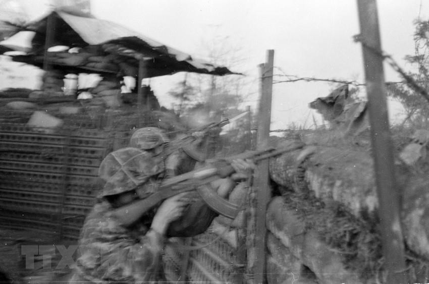 Le 20 janvier 1968, l’armée et la population de la province de Quang Tri, en collaboration avec des soldats de libération, ont commencé à attaquer la base militaire américaine à Huong Hoa et le point haut No 832.