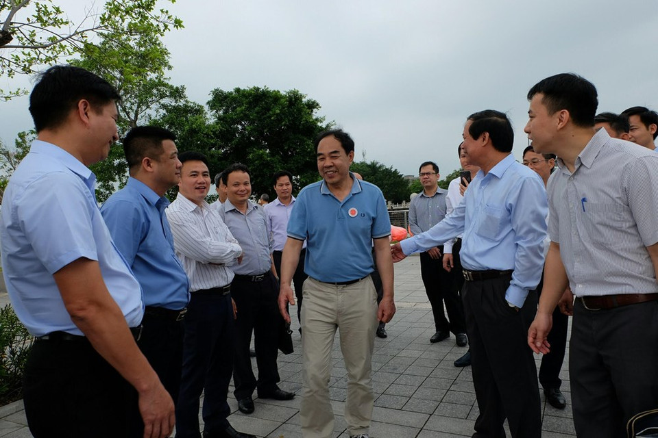 Jiang Shi Gui (centre), chef du Bureau de recherche sur la pêche de Nanhai, revelant de l'Académie chinoise des sciences de la pêche, a reçu la délégation vietnamienne. Photo: VNA