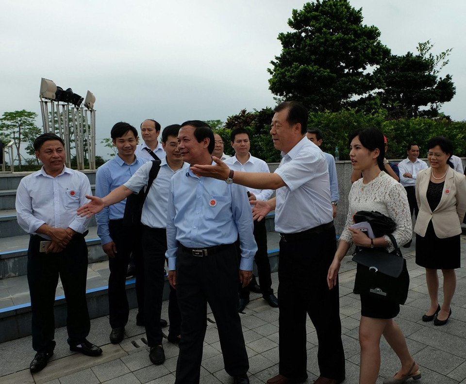 Nguyen Ngoc Oai et le vice-ministre chinois de l'Agriculture Yu Kangzhen (2e à droite). Photo: VNA