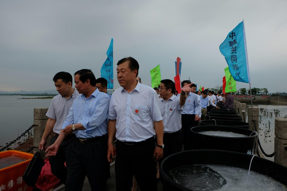 Les deux délégations sont en route vers le site de relâchement. Photo: VNA