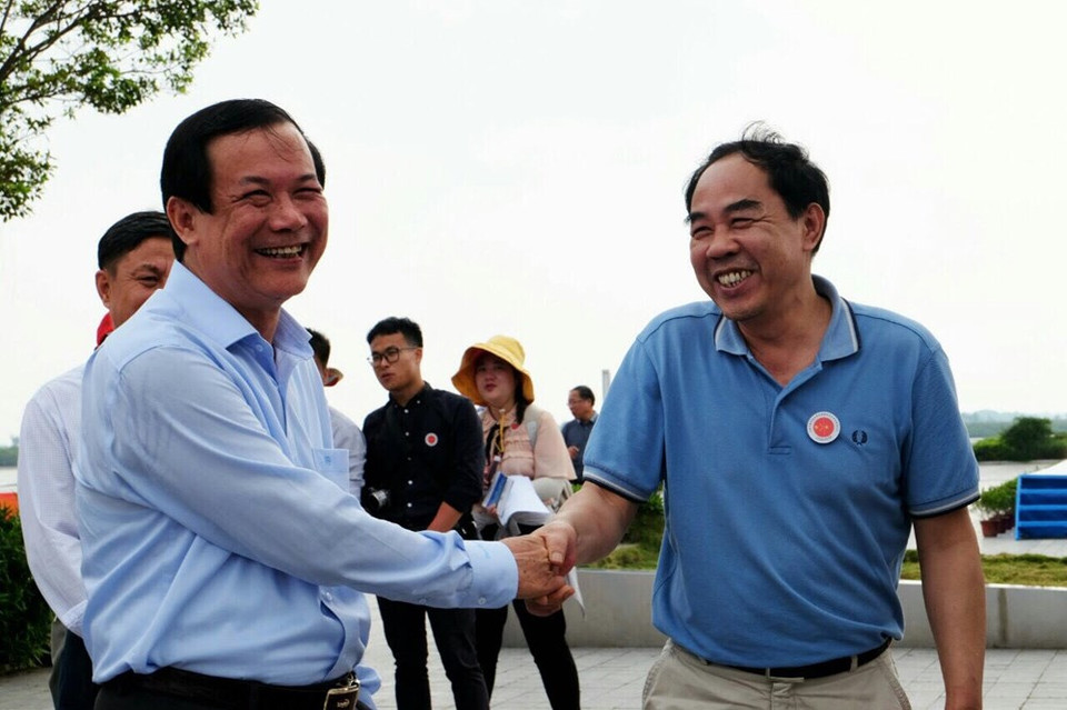 Nguyen Ngoc Oai (gauche), directeur général par intérim de la Direction de la pêche du ministère vietnamien de l'Agriculture et du Développement rural, serre la main de Jiang Shi Gui. Photo: VNA
