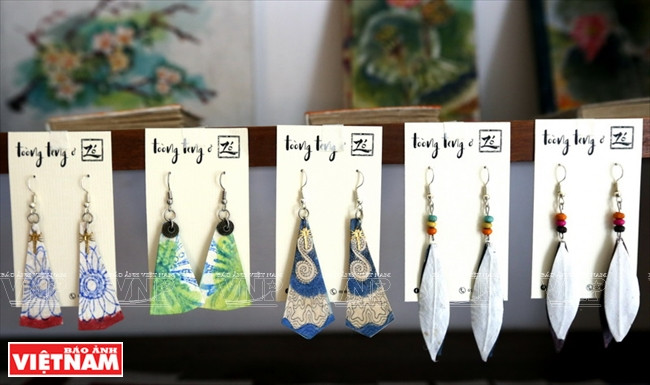 Des boucles d’oreille en papier do.