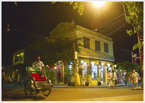 Les rues sont ornées de lanternes.