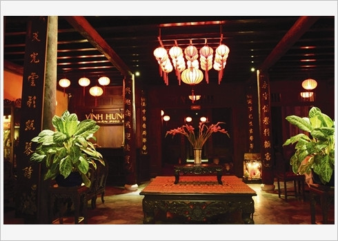 À l’intérieur d’un restaurant au cadre traditionnel.