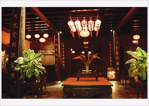 À l’intérieur d’un restaurant au cadre traditionnel.