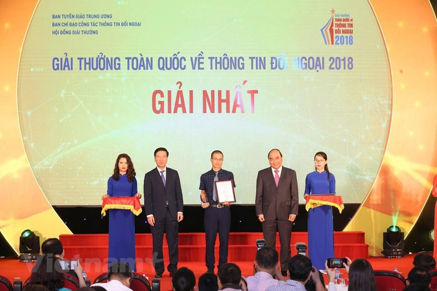 Le Premier ministre Nguyen Xuan Phuc et le président de la Commissions de la sensibilisation et de l’éducation du Comité central du Parti Vo Van Thuong, membre du Bureau Politique, secrétaire du Comité central du Parti, ont remis les premiers Prix aux lauréats. 