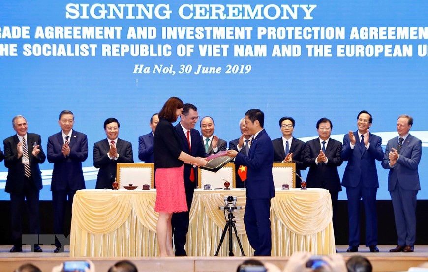 Le Premier ministre Nguyên Xuân Phuc assiste à la cérémonie de signature de l’Accords de libre échange (EVFTA).