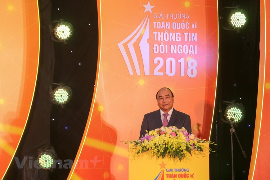 Le Premier ministre Nguyen Xuan Phuc félicite les lauréats.
